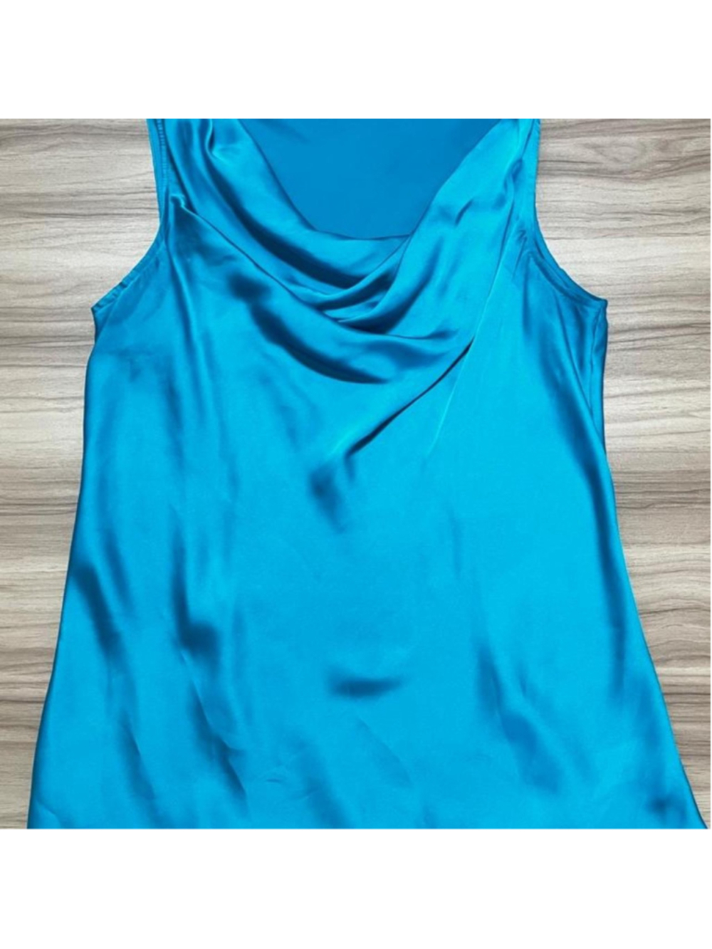 Sunny Leigh turquoise satin cowl neck top 🩵
Silky bright blue/turquoise fabric